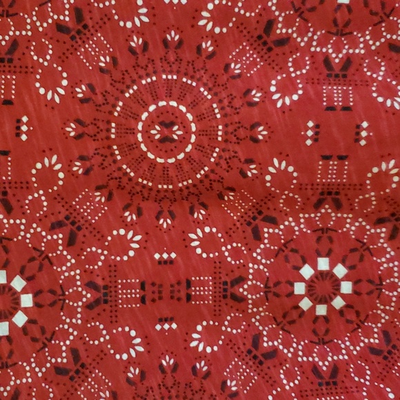 Sonoma women's XL long sleeve t-shirt. Color red with black and white pattern . - Picture 3 of 3